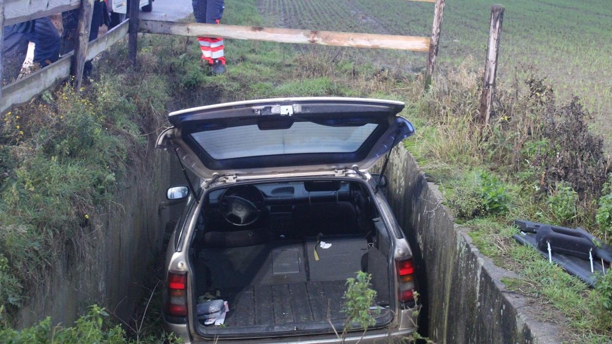 29.11.2021, Nordrhein-Westfalen, Krefeld: Ein Auto liegt in einer Grube. Der 38-jährige Fahrer blieb unverletzt. (Zu dpa: «Betrunkener Autofahrer in Krefeld auf dem Holzweg») Foto: Polizei Krefeld/dpa +++ dpa-Bildfunk +++