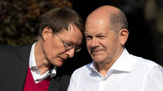 Olaf Scholz (r) und SPD-Gesundheitsexperte Karl Lauterbach stehen bei einem Wahlkampfauftritt zusammen.