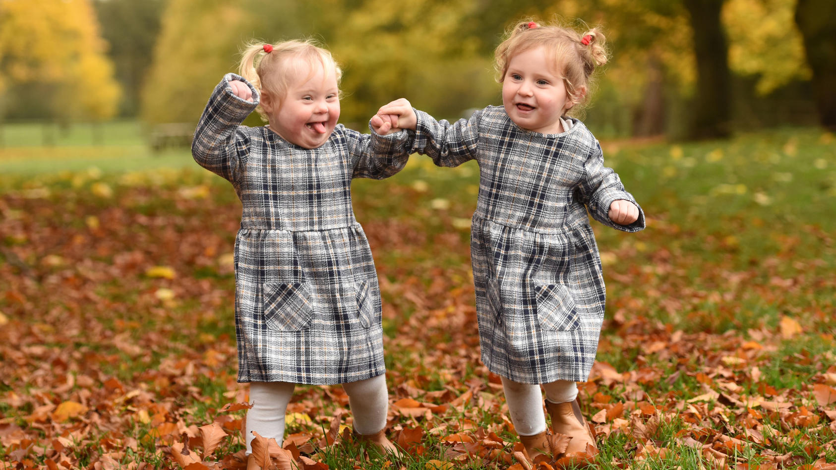 Hand in Hand geht's leichter! Caitlyn bringt ihrer Zwillingsschwester Freya, die das Down-Syndrom hat, das Laufen bei.