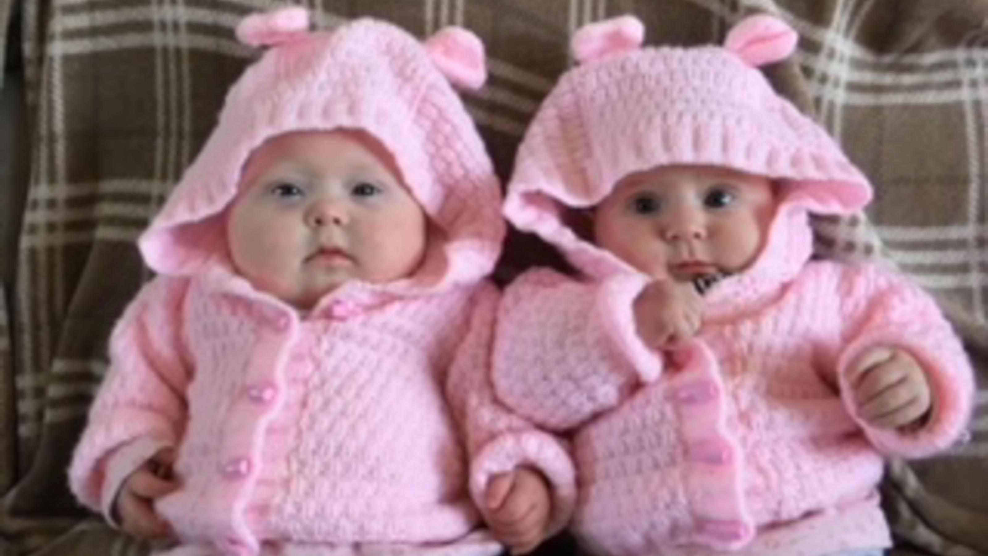 Die Zwillingsschwestern Freya (links) und Caitlyn in rosa Kleidung