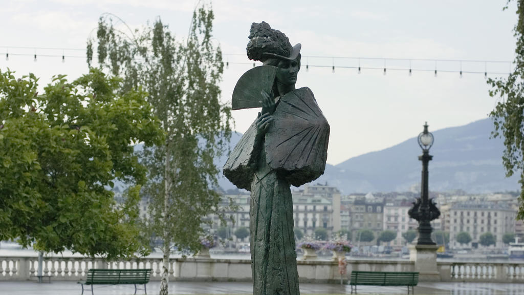 Sisi wurde am 10. September 1898 von dem italienischen Anarchisten Lucheni am Quai du Mont-Blanc in Genf ermordet. Die Statue stammt von dem britischen Künstler Patrick Jackson.