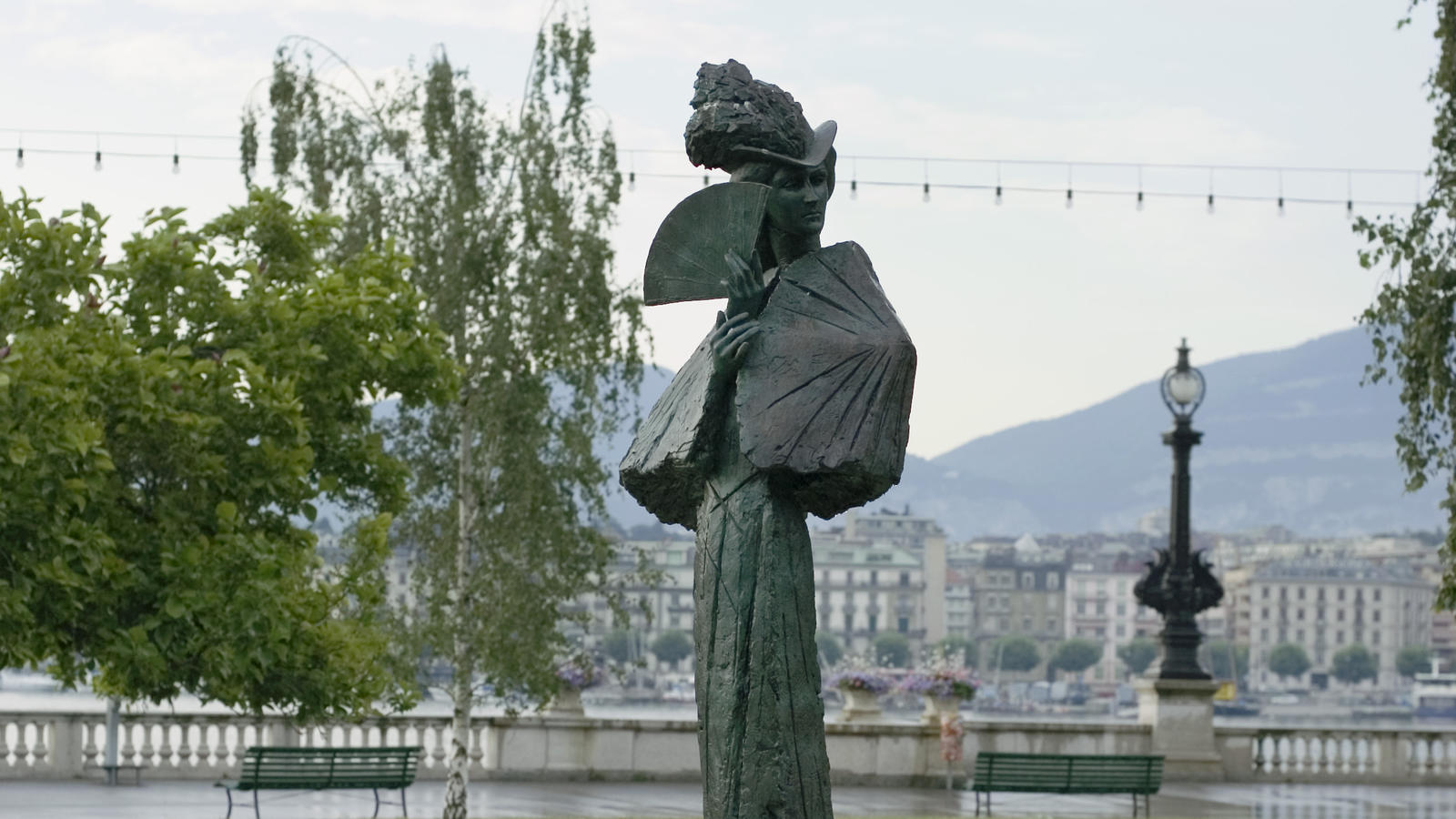 Sisi wurde am 10. September 1898 von dem italienischen Anarchisten Lucheni am Quai du Mont-Blanc in Genf ermordet. Die Statue stammt von dem britischen Künstler Patrick Jackson.
