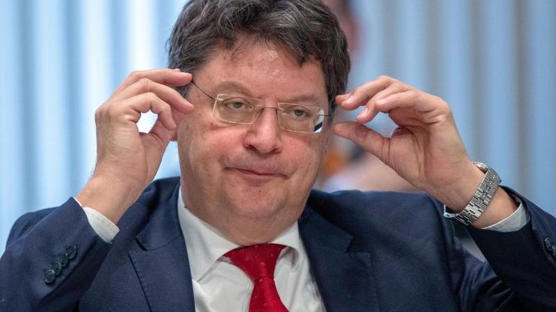 Reinhard Meyer (SPD), Finanzminister von Mecklenburg-Vorpommern, sitzt im Landtag. Foto: Jens Büttner/dpa-Zentralbild/dpa