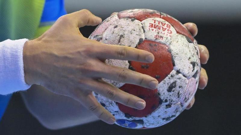Ein Handballspieler hält den Spielball in den Händen. Foto: Soeren Stache/dpa-Zentralbild/dpa/Symbolbild