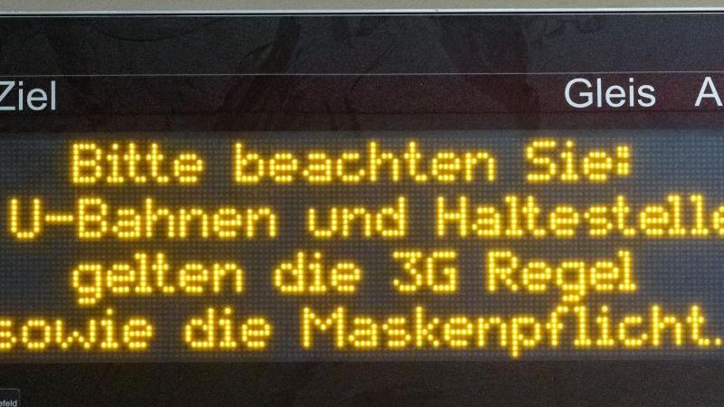 Ein Display mit dem Text "Bitte beachten Sie: In U-Bahnen und Haltestellen gelten die 3G Regel sowie die Maskenpflicht.". Foto: Markus Scholz/dpa/Archivbild