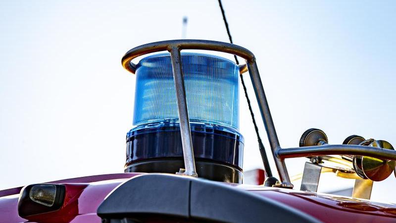Auf dem Dach eines Einsatzfahrzeugs der Feuerwehr ist ein Blaulicht zu sehen. Foto: David Inderlied/dpa/Symbolbild