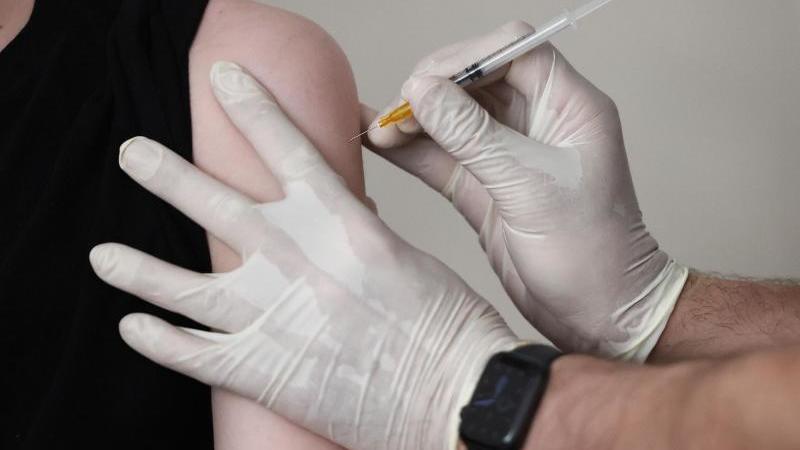 Ein Hausarzt impft einen Jugendlichen in seiner Praxis. Foto: Oliver Berg/dpa/Symbolbild