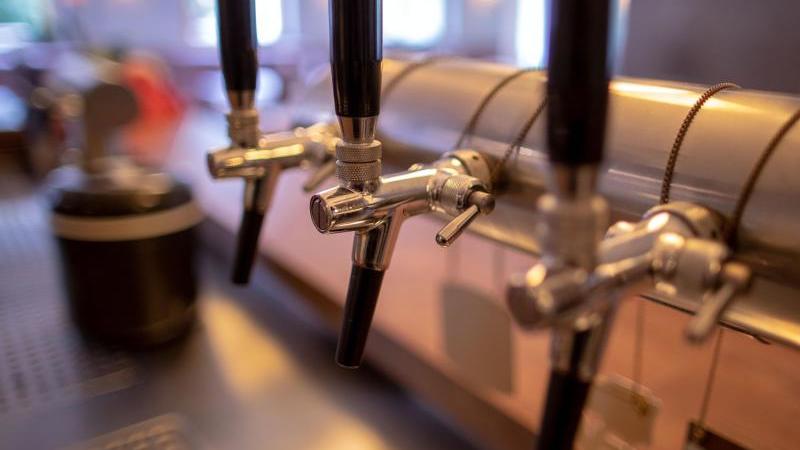 Die Zapfhähne für Bier in einem Restaurant sind nicht im Betrieb. Foto: Jens Büttner/dpa-Zentralbild/dpa/Illustration