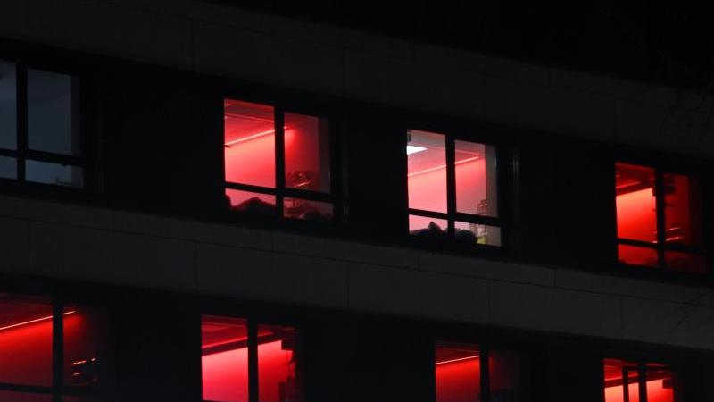 Das Licht roter LED-Lampen brennt auf zwei Intensivstationen des RoMed Klinikums Rosenheim. Foto: Uwe Lein/dpa