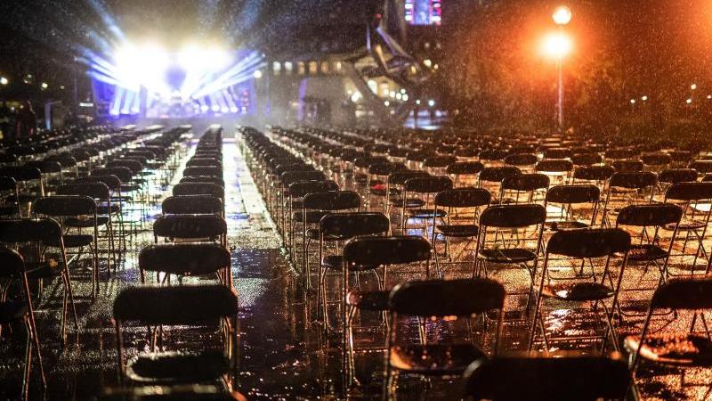 400 leere Stühle stehen bei der "Empfangsgala" vor einer Bühne am Schauspielhaus Stuttgart. Foto: Christoph Schmidt/dpa