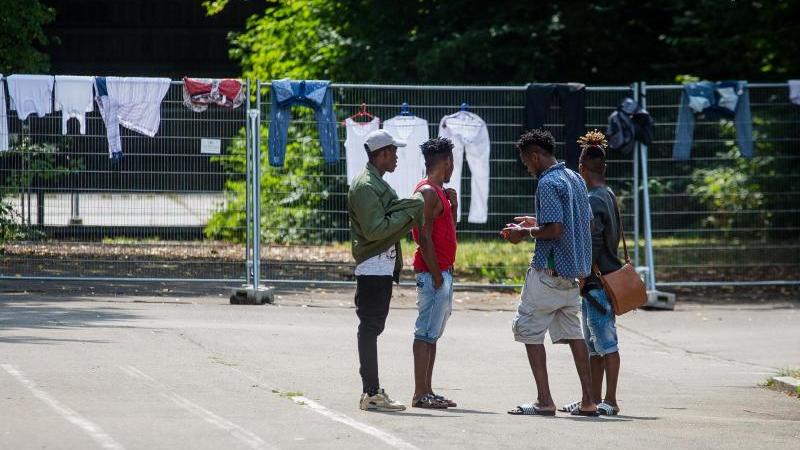 Junge Flüchtlinge auf dem Gelände der Landeserstaufnahmeeinrichtung (LEA) in Sigmaringen. Foto: Christoph Schmidt/dpa