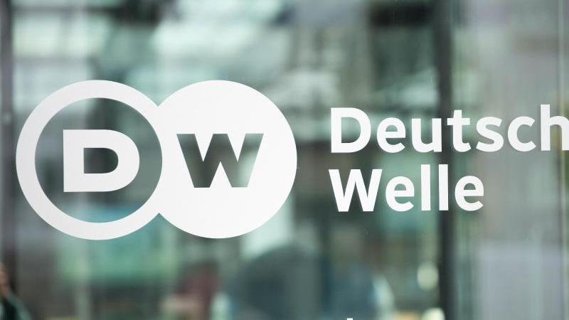 Der Name "Deutsche Welle" steht an einer Glasscheibe. (Archivbild). Foto: Marius Becker/dpa