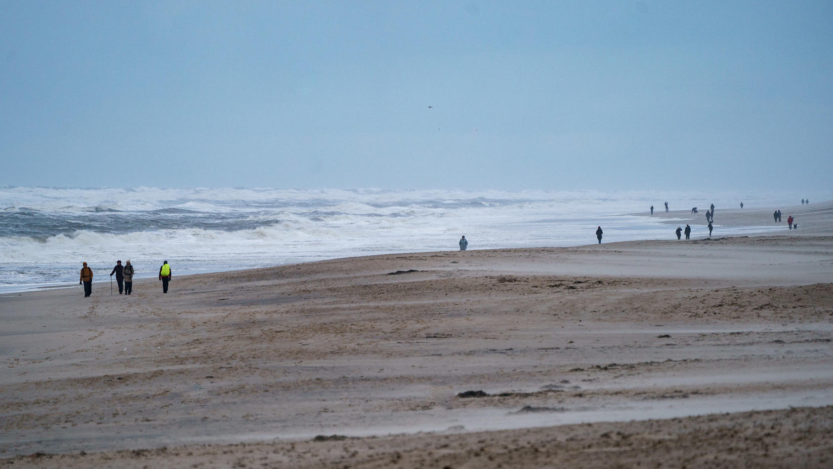 Schon am Dienstag türmte sich das Wasser  am Strand von Westerland zu hohen Wellen auf.