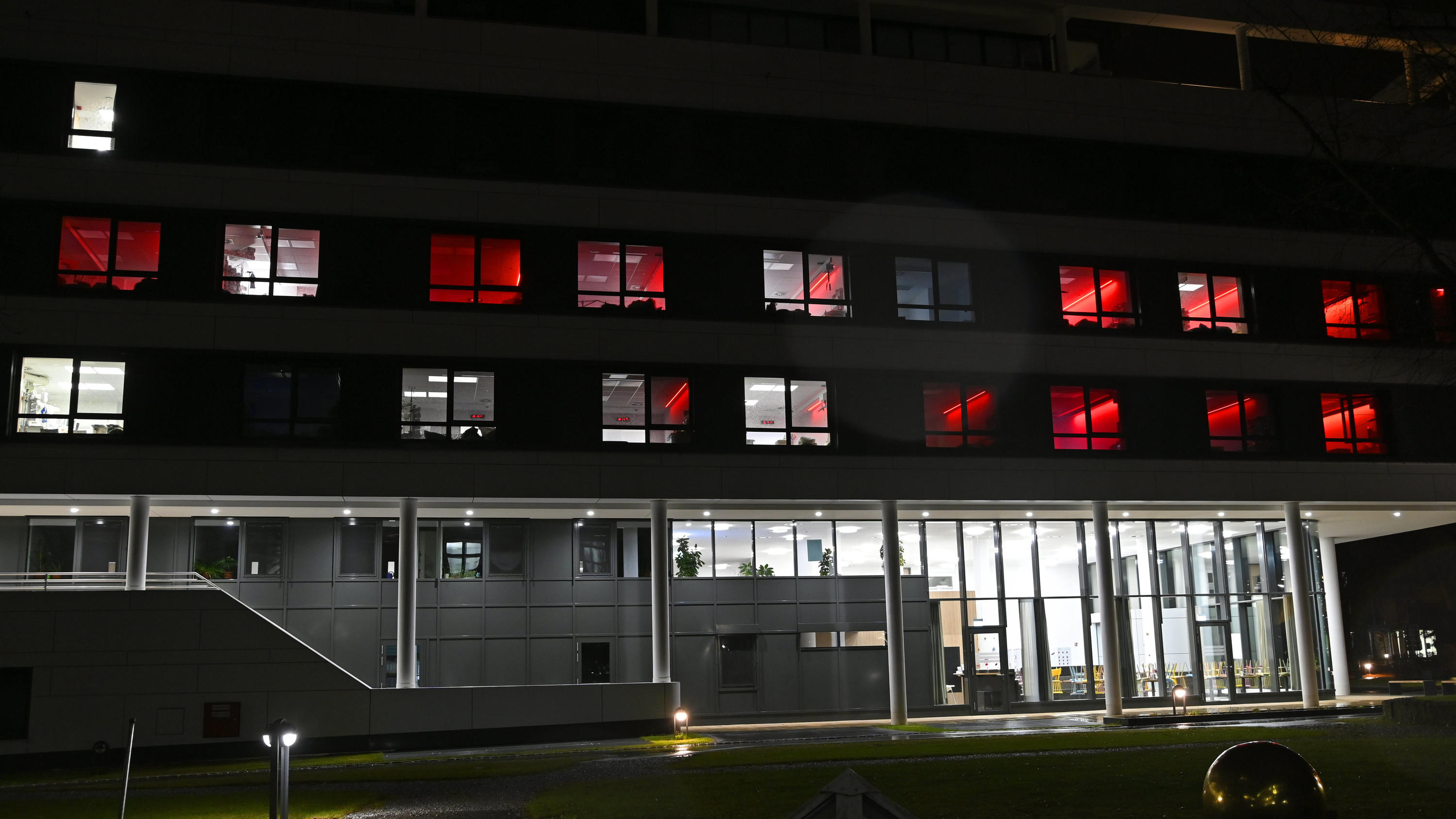 Bayern, Rosenheim: Zum Schichtwechsel des Personals ist die Zimmerbeleuchtung in der Intensivstation des RoMed-Klinikums Rosenheim für kurze Zeit auf die Farbe Rot eingestellt. Das Klinikum trägt die Hauptlast der Betreuung von Corona-Pat