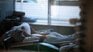 ARCHIV - 23.09.2021, -: Ein Patient liegt in einem Zimmer auf einer Corona-Intensivstation. (zu dpa "«Triage wäre eine Bankrotterklärung» - Wie Kliniken Covid-19 managen") Foto: Fabian Strauch/dpa +++ dpa-Bildfunk +++