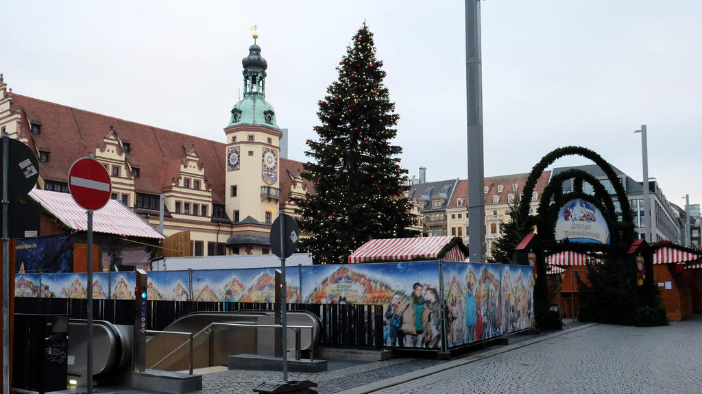  Leipzig, 23.11.2021, Marktplatz mit Altem Rathaus. , Covid-19 kontra Weihnachtsmarkt. Menschenleer. Der traditionelle leipziger Weihnachtsmarkt wird auch in diesem Jahr pandemiebedingt abgesagt. Die bereits aufgebauten Buden wieder abtransportiert. 
