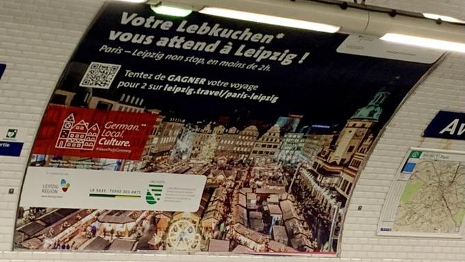 So wirbt Leipzig für den abgesagten Weihnachtsmarkt in der Pariser U-Bahn.