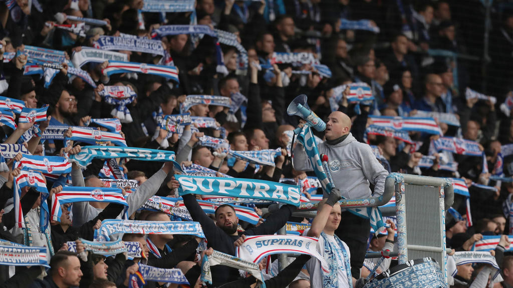 20.11.2021, Mecklenburg-Vorpommern, Rostock: Fußball: 2. Bundesliga, Hansa Rostock - Erzgebirge Aue, 14. Spieltag, Ostseestadion. Fans von Hansa Rostock. Die Begegnung endet 1:2. Foto: Danny Gohlke/dpa - WICHTIGER HINWEIS: Gemäß den Vorgaben der DFL