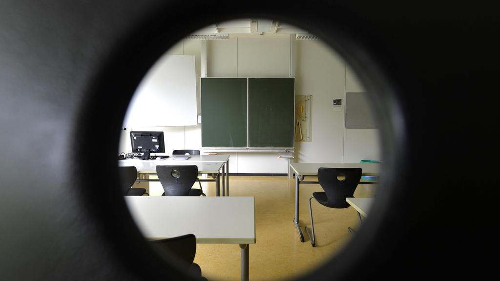 leeres Klassenzimmer, Einzeltische ohne Abstandsregel, Corona-Krise, Deutschland Wiederbeginn der Schule nach Corona-Lockdown, leeres Klassenzimmer, Deutschland *** empty classroom, individual tables without distance rule, Corona crisis, Germany Sch