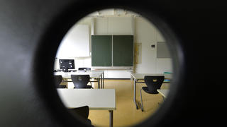  leeres Klassenzimmer, Einzeltische ohne Abstandsregel, Corona-Krise, Deutschland Wiederbeginn der Schule nach Corona-Lockdown, leeres Klassenzimmer, Deutschland *** empty classroom, individual tables without distance rule, Corona crisis, Germany School restart after Corona Lockdown, empty classroom, Germany