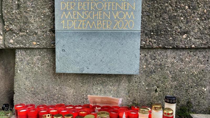 Kerzen stehen vor einer Gedenktafel zur Amokfahrt in Trier. Foto: Birgit Reichert/dpa