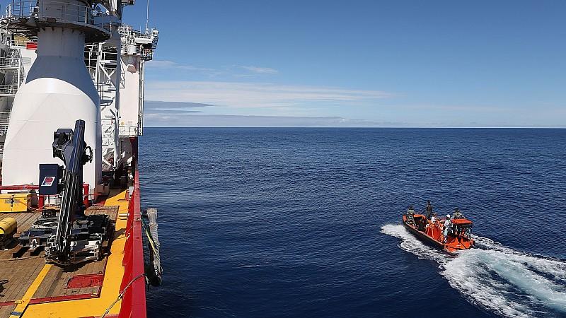 Mitglieder der australischen Marine suchen nach dem Wrack des Flugs MH370. (Archivbild)