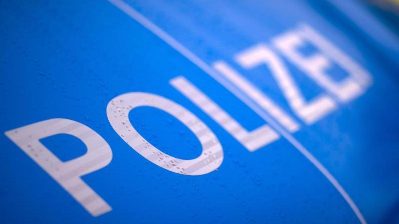 Der Schriftzug "Polizei" steht auf einem Streifenwagen. Foto: Jens Büttner/dpa-Zentralbild/ZB/Symbolbild