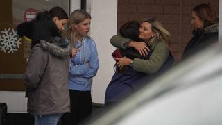 USA, Amoklauf an Highschool in Oxford, Michigan November 30, 2021, Oxford, Michigan, USA: A parent hugs a child as others come to pick up students from the Meijer store in Oxford, Michigan following an active shooter situation at Oxford High School on Tuesday. Police took a suspected shooter into custody and there were multiple victims, between four and six, the Oakland County Sheriff s office said. Oxford USA - ZUMAm67_ 20211130_zaf_m67_004 Copyright: xRyanxGarzax