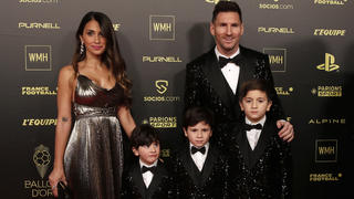 Soccer Football - The Ballon d'Or Awards - Theatre du Chatelet, Paris, France - November 29, 2021 Paris St Germain's Lionel Messi with his wife Antonella Roccuzzo and their sons before the awards REUTERS/Benoit Tessier