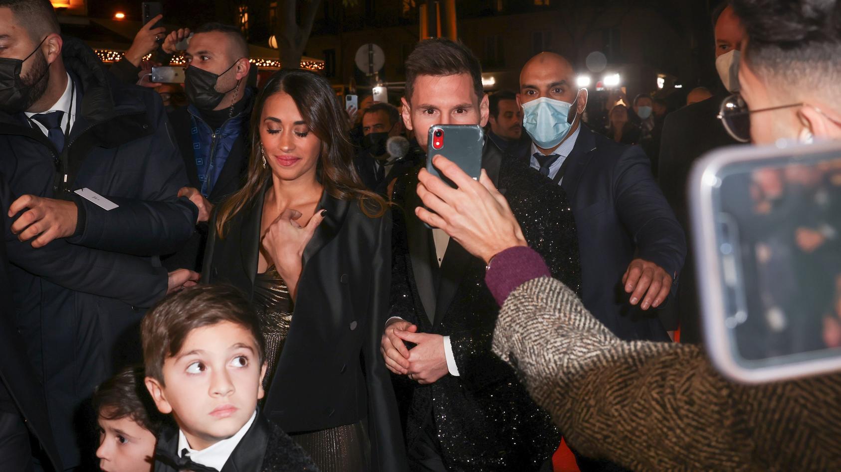 Lionel Messi, seine Antonella und die Kinder bei der Ankunft zur Preisverleihung.