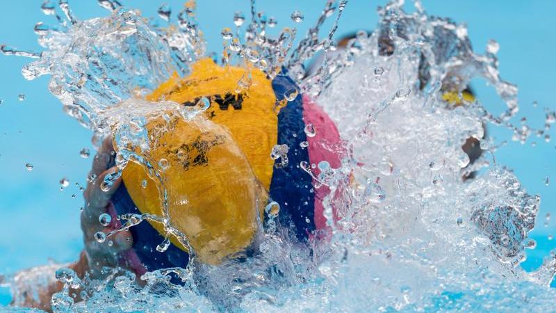 Ein Wasserball landet im Wasser. Foto: Bernd Thissen/dpa/Symbolbild