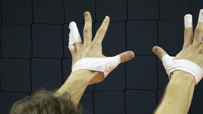 Ein Volleyball-Spieler streckt die Hände aus. Foto: picture alliance/dpa/Archivbild