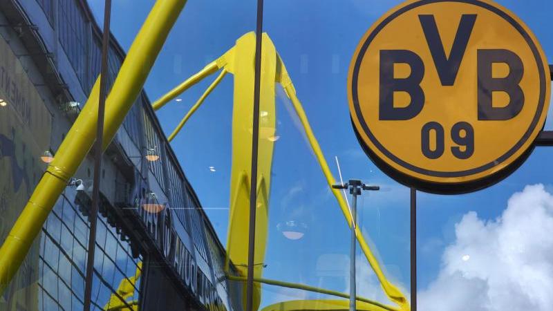 Der Signal Iduna Park, das Stadion von Borussia Dortmund, spiegelt sich in der Fassade. Foto: Bernd Thissen/dpa/Archivbild