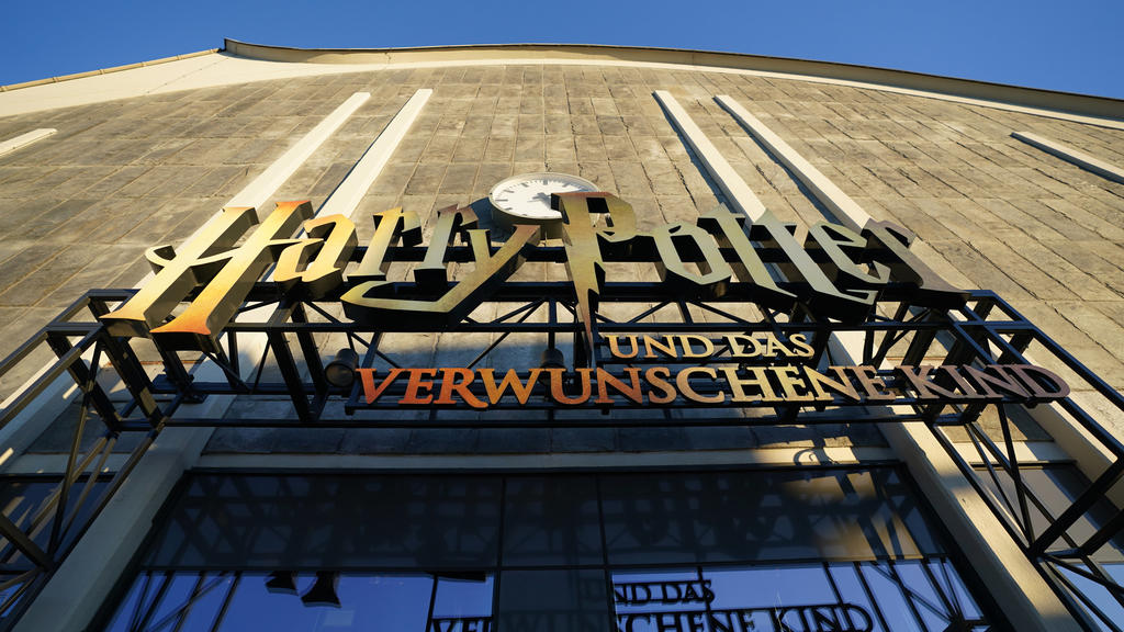 ARCHIV - 28.10.2021, Hamburg: Der Eingang des Mehr! Theaters am Großmarkt. Die Premiere von «Harry Potter und das verwunschene Kind» findet am 5. Dezember im Mehr! Theater am Großmarkt statt. Foto: Marcus Brandt/dpa +++ dpa-Bildfunk +++