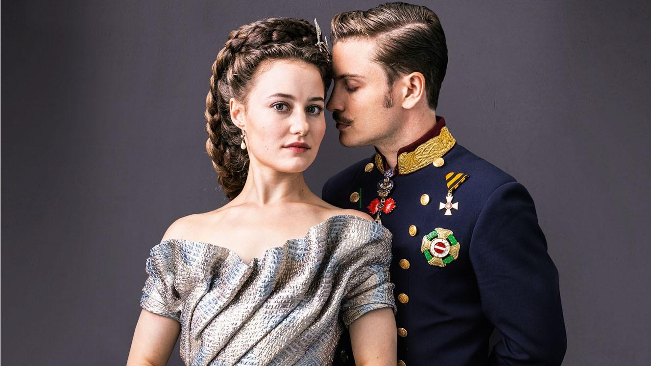 Dominique Devenport als Sisi und Jannik Schümann als Franz in der Sisi-Serie von RTL