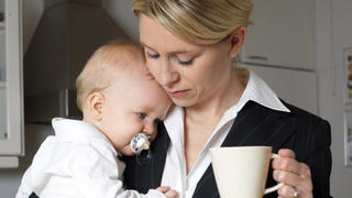 Career mother with baby having coffee in the morning./ MODEL RELEASED. Foto: ELINA SIMONEN / LEHTIKUVA +++(c) dpa - Report+++