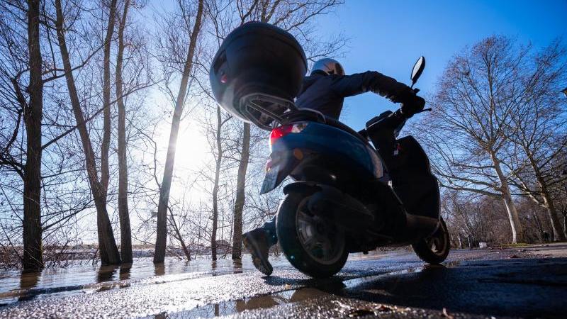 Rutschige Angelegenheit: Wer im Winter auf seinen Motorroller angewiesen ist, muss stets den aktuellen Zustand der Fahrbahn beobachten - und notfalls absteigen. Foto: Andreas Arnold/dpa/dpa-tmn