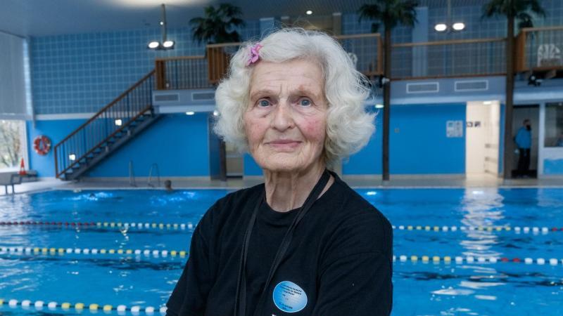 Schwimmlehrerin Helga Wendt steht am Beckerand des Aquacity Bades. Foto: Markus Scholz/dpa/Archivbild