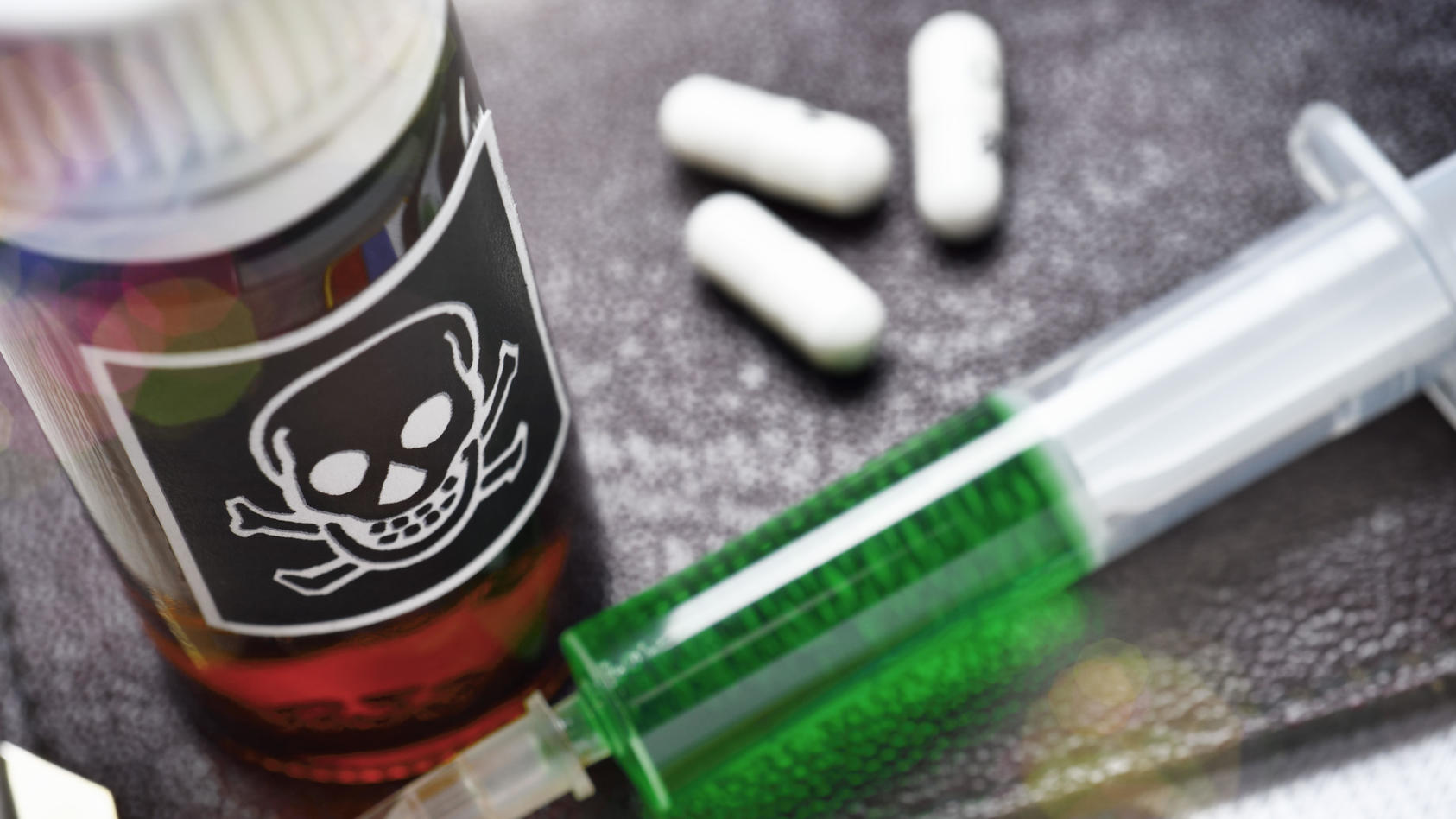 Giftspritze, Giftfläschchen Tabletten (Symbolfoto, dpa)