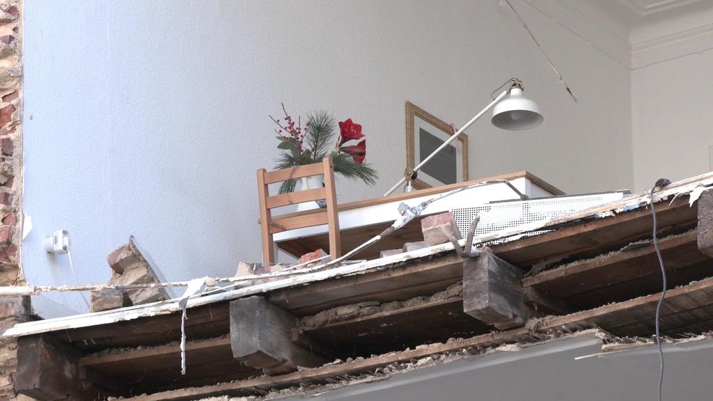 Die Häuserwand ist weg, aber der Weihnachtsschmuck bleibt unversehrt.