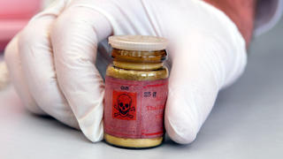 Eine Flasche mit dem Rattengift Thallium wird am Mittwoch (28.05.2008) im Gericht in Essen gezeigt. Sieben Monate nach einem mutmaßlichen Giftanschlag auf ihren Ehemann (50) muss sich eine 44-jährige Frau aus Essen wegen Mordversuchs vor dem Essener Schwurgericht verantworten. Der Angeklagten wird vorgeworfen, ihrem Mann im Oktober 2007 Rattengift ins Bier geschüttet zu haben. Der 50-Jährige war daraufhin schwer erkrankt. Die 