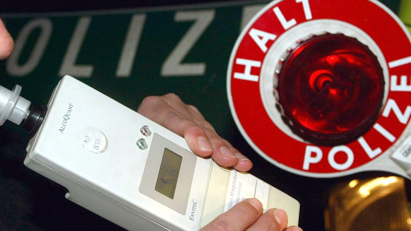 Eine Autofahrerin pustet am 6.12.2003 in Schoenebeck bei einer Verkehrskontrolle der Polizei in ein Alkohol-Atemmessgeraet. Mehrere tausend Autofahrer hat die Polizei in der Nacht zum 6. Dezember in ganz Deutschland kontrolliert. Bei der abgestimmten