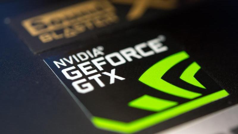 Ein Aufkleber von einer NVIDIA-GeForce-Grafikkarte klebt an einem Notebook. (Archivbild). Foto: Andrea Warnecke/dpa-tmn/dpa