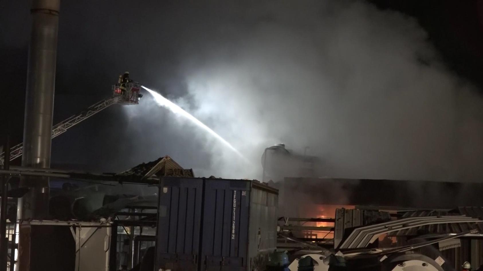 Rund 250 Feuerwehrleute waren beim Brand in der Tapetenfabrik mit den Löscharbeiten beschäftigt.
