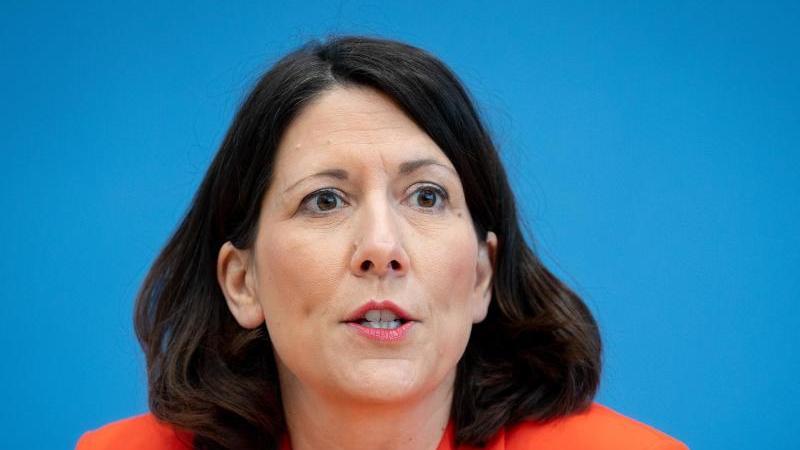 Die rheinland-pfälzische Wirtschaftsministerin Daniela Schmitt (FDP). Foto: Kay Nietfeld/dpa/Archivbild