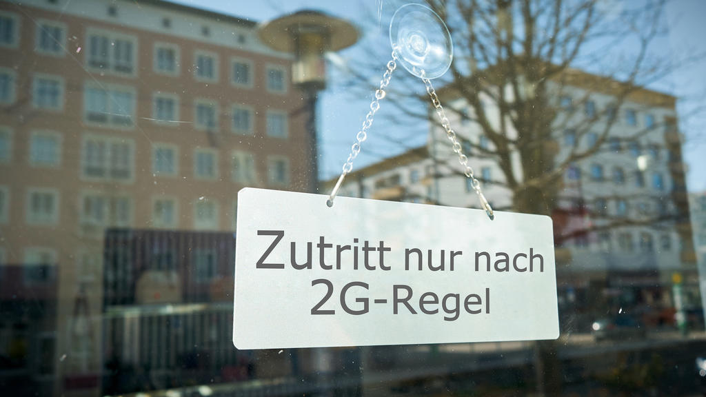 Ein 2G-Schild hängt in einem Ladenfenster.