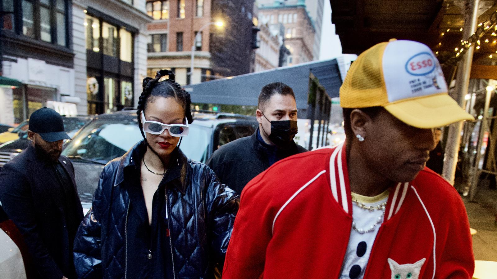 Rihanna und A$AP Rocky laufen durch New York.