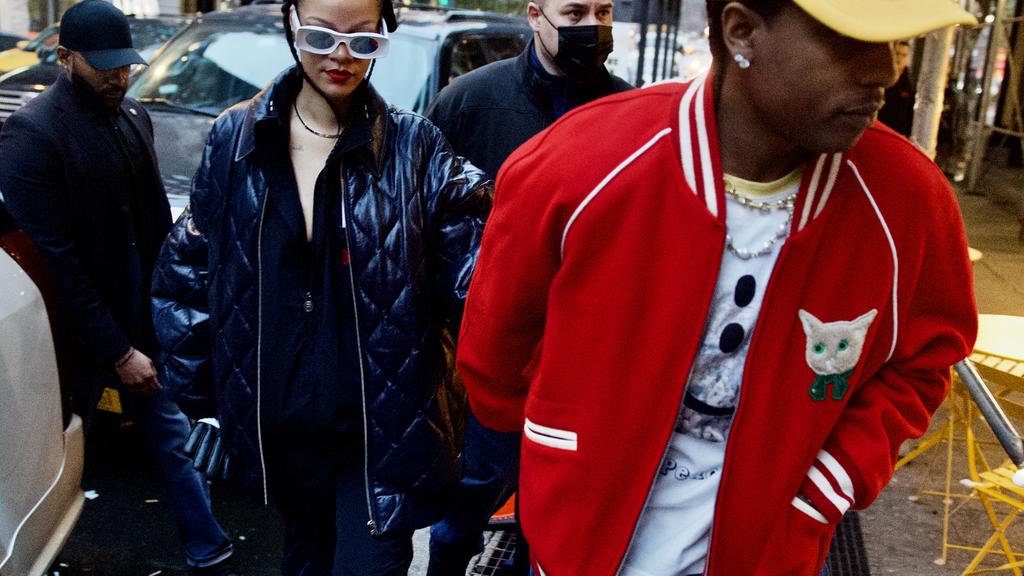 Rihanna und A$AP Rocky laufen durch New York.