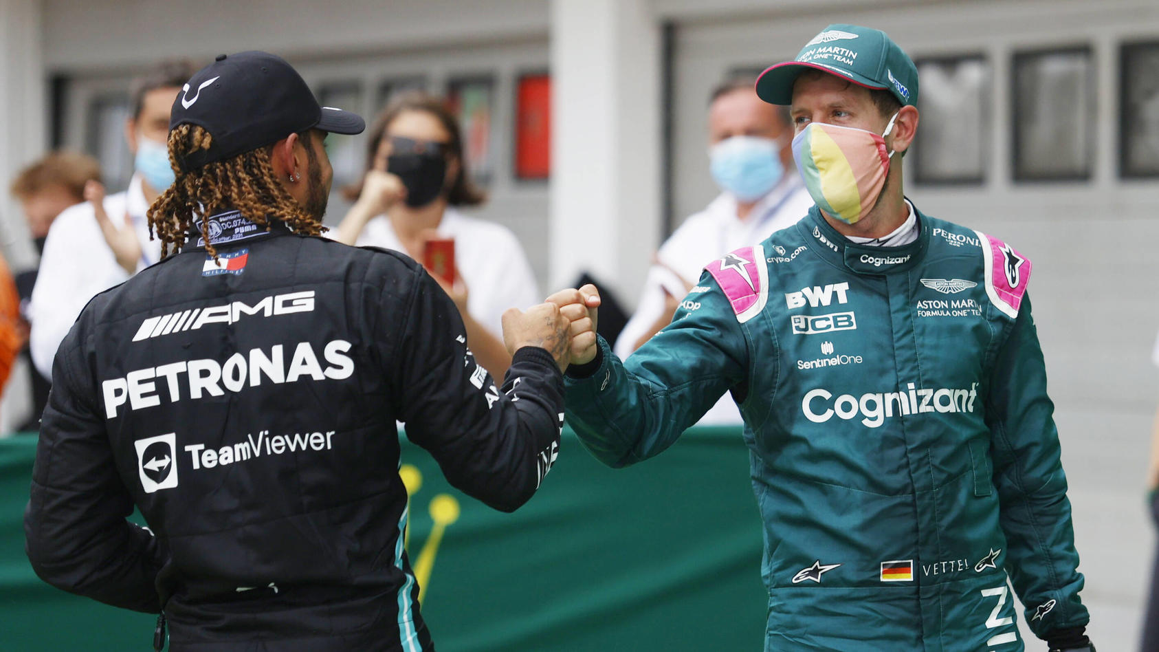 In den Farben getrennt, in der Sache vereint: Lewis Hamilton (l.) und Sebastian Vettel setzen sich vehement für Gleichberechtigung ein.
