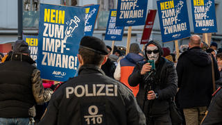 ABD0061_20211201 - LINZ - ÖSTERREICH: Eine Kundgebung von Corona-Maßnahmengegnern in Linz am Mittwoch, 1. Dezember 2021. Heute kommt es in österreichweit zu Protesten gegen Impfpflicht und Corona-Maßnahmen. - FOTO: APA/FOTOKERSCHI.AT / KERSCHBAUMMAYR - 20211201_PD2942